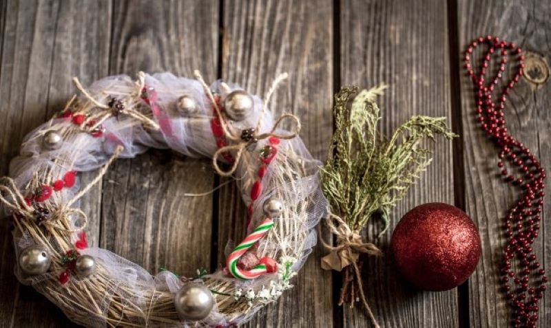 christmas-wreath-wooden-background